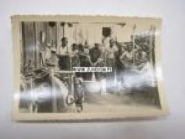 Zündapp pesussa? -saksalainen sotilasvalokuva