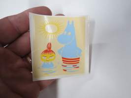 Muumi (Tove Jansson piirtänyt) -siirtokuva 1950-luvulta, Vaasan Saippuatehdas Oy:n lisenssillä käyttämä Muumihahmo kyntilöissään, valmistanut Kromipaino Oy - Moomin