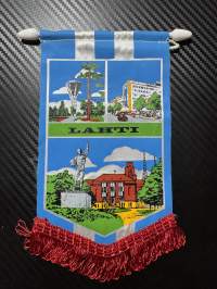 Lahti -matkailuviiri, iso koko / souvenier pennant
Punainen hapsureuna