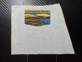 Lätäsenon majat -kangasmerkki / matkailumerkki / hihamerkki / badge -leikkaamaton