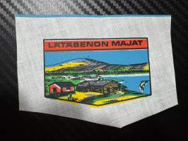 Lätäsenon majat -kangasmerkki / matkailumerkki / hihamerkki / badge -leikkaamaton
