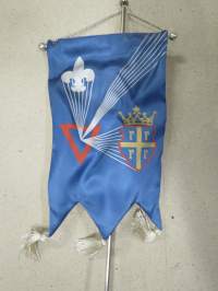 Rauman Sinermot 1974 (partioliike) -standaari / pöytälippu / pöytäviiri, sisältää jalan ja tangon
