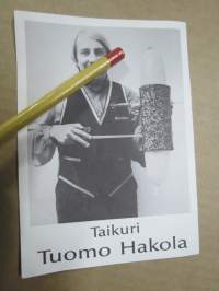 Taikuri Tuomo Hakola -postikortti, muistokortti, painokuva