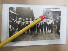Juoksukilpailut kylän pojille -valokuva