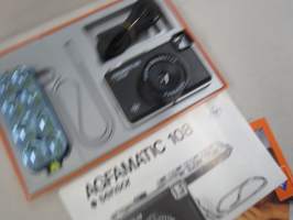 Agfamatic 108 Sensor (Colorstar Parator) -kasettikamera alkuperäisessä pakkauksessaan, mukana käyttöohjeet