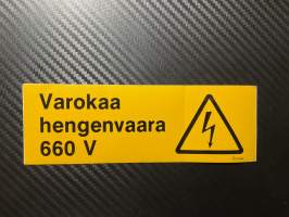Varokaa hengenvaara 600v tarra