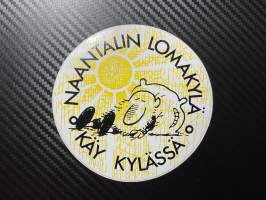 Naantalin lomakaylä, Käy kylässä tarra
