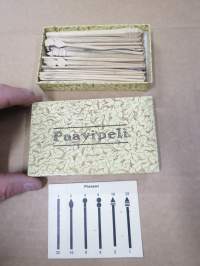 Paavipeli - teollisesti valmistettu, sisältää tikut, kotelon sekä pistetiedot painettuna ohuelle kartongille