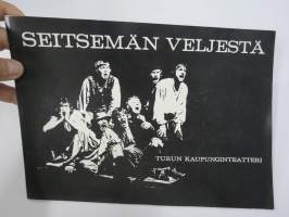 Seitsemän veljestä Turun Kaupunginteatteri -ohjaaja Kalle Holmberg, näyttelijät mm. Esko Salminen, Vesa-Matti Loiri, Heikki Kinnunen, Ilari Paatso -käsiohjelmakirja