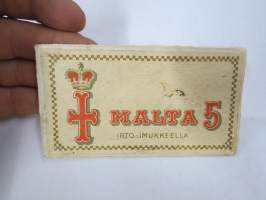 Malta 5 irtoimukkeella -tupakkaetiketti, kiinni alkuperäisen laatikon kansikartongissa