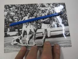 Juoksukilpailu, tunnistamaton kaatumiskuva -valokuva