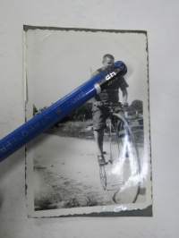 Isopyörä (polkupyörä), kuvattu Suomessa 1930-luvulla -valokuva