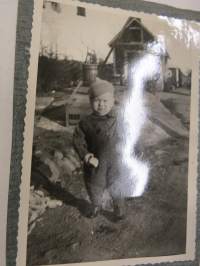 Pullapoika, kuvattu Suomessa 1930-luvulla -valokuva