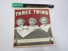 Three Twins -sikarietiketti, huomaa kohopainatus