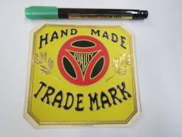 Hand Made -sikarietiketti, huomaa kohopainatus