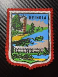 Heinola -kangasmerkki / matkailumerkki / hihamerkki / badge -pohjaväri punainen