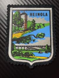 Heinola -kangasmerkki / matkailumerkki / hihamerkki / badge -pohjaväri musta