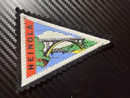 Heinola -kangasmerkki / matkailumerkki / hihamerkki / badge -pohjaväri musta