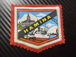 Hamina -kangasmerkki / matkailumerkki / hihamerkki / badge -pohjaväri punainen