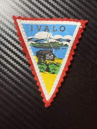 Ivalo -kangasmerkki / matkailumerkki / hihamerkki / badge -pohjaväri punainen