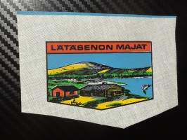Lätäsenon majat -kangasmerkki / matkailumerkki / hihamerkki / badge -leikkaamaton