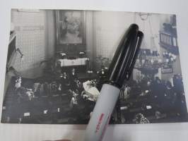 Hautajaiset, arkku alttarilla -valokuva