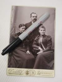 Professori Matti Äyräpää (ja perheenjäseniä?), kabinettikuva, Atelier Dahllöf, Tukholma