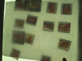 Eroottinen valokuvasarja, 13 diakuvaa, hankittu kansainvälisiltä kuvatoimistoilta käytettäväksi kotimaisten miestenlehtien artikkelien / juttujen kuvituksena