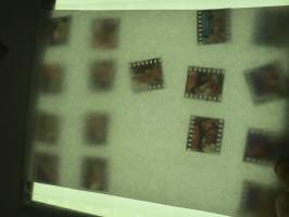 Eroottinen valokuvasarja, 16 diakuvaa, hankittu kansainvälisiltä kuvatoimistoilta käytettäväksi kotimaisten miestenlehtien artikkelien / juttujen kuvituksena