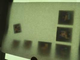 Eroottinen valokuvasarja, 7 diakuvaa, hankittu kansainvälisiltä kuvatoimistoilta käytettäväksi kotimaisten miestenlehtien artikkelien / juttujen kuvituksena