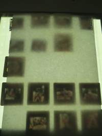 Eroottinen valokuvasarja, 15 diakuvaa, hankittu kansainvälisiltä kuvatoimistoilta käytettäväksi kotimaisten miestenlehtien artikkelien / juttujen kuvituksena