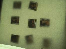 Eroottinen valokuvasarja, 8 diakuvaa, hankittu kansainvälisiltä kuvatoimistoilta käytettäväksi kotimaisten miestenlehtien artikkelien / juttujen kuvituksena