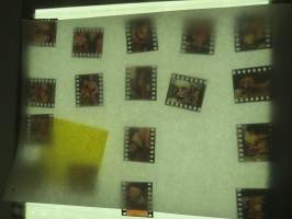 Eroottinen valokuvasarja, 17 diakuvaa, hankittu kansainvälisiltä kuvatoimistoilta käytettäväksi kotimaisten miestenlehtien artikkelien / juttujen kuvituksena