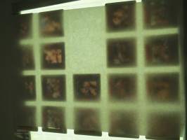 Eroottinen valokuvasarja, 18 diakuvaa, hankittu kansainvälisiltä kuvatoimistoilta käytettäväksi kotimaisten miestenlehtien artikkelien / juttujen kuvituksena