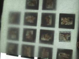 Eroottinen valokuvasarja, 13 diakuvaa, hankittu kansainvälisiltä kuvatoimistoilta käytettäväksi kotimaisten miestenlehtien artikkelien / juttujen kuvituksena