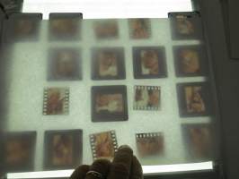 Eroottinen valokuvasarja, 18 diakuvaa, hankittu kansainvälisiltä kuvatoimistoilta käytettäväksi kotimaisten miestenlehtien artikkelien / juttujen kuvituksena