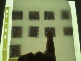 Eroottinen valokuvasarja, 9 diakuvaa, hankittu kansainvälisiltä kuvatoimistoilta käytettäväksi kotimaisten miestenlehtien artikkelien / juttujen kuvituksena