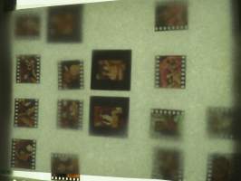 Eroottinen valokuvasarja, 16 diakuvaa, hankittu kansainvälisiltä kuvatoimistoilta käytettäväksi kotimaisten miestenlehtien artikkelien / juttujen kuvituksena