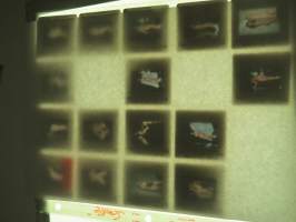 Eroottinen valokuvasarja, 16 diakuvaa, hankittu kansainvälisiltä kuvatoimistoilta käytettäväksi kotimaisten miestenlehtien artikkelien / juttujen kuvituksena