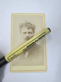 August Strindberg, myyntikuva (ilmeisesti 1884 tai melko pian senjälkeen tehty?), ei kuvaamotietoja -visiittikorttivalokuva / visit card photo / cdv