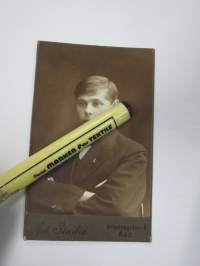 Puolivakava poika, Atelier Art Studio, Turku -visiittikorttivalokuva / visit card photo / cdv