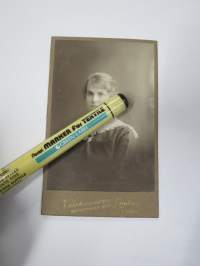 Vieno tyttö, atelier Valokuvaamo Lootus, Lahti -visiittikorttivalokuva / visit card photo / cdv