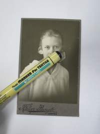 Hymytyttö, Atelier Bengts, Närpes -visiittikorttivalokuva / visit card photo / cdv