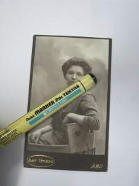 Rauha Turtiainen, Atelier Art Studio, Åbo! -Turku -visiittikorttivalokuva / visit card photo / cdv