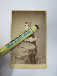 Fru Odenvall - Pso 1867 Elvira Karolina Sandman - Fredrik Odenvall puoliso, Atelier Julia Widgren, Wasa - Vaasa -visiittikorttivalokuva / visit card photo / cdv