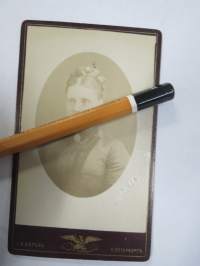 Atelier G.A. Borel, Pietari - Г.А. Борель - С. Петербург -visiittikorttivalokuva, CDV, huomaa, että nimi on myös upotuspainettuna kuvapinnassa