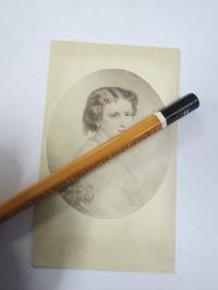 Storfurstinnan / Suuriruhtinatar Katarina Mihailovna -visiittikorttivalokuva (piirroskuvasta?), CDV, myyntikuva, ei kuvaamotietoja