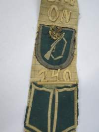 Ohi on 240 -solmio, jalkarätistä ja merkeistä yms. sommiteltu muisto varusmiesajalta, mukana Laitilan VPK & Yleinen Palokuntaliitto -merkit