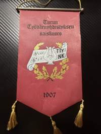 Turun Työväenyhdistyksen naiskuoro 1907 -pöytäviiri / pöytälippu