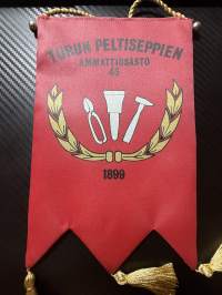 Turun peltiseppien ammattiosasto 45. 1899  -pöytäviiri / pöytälippu